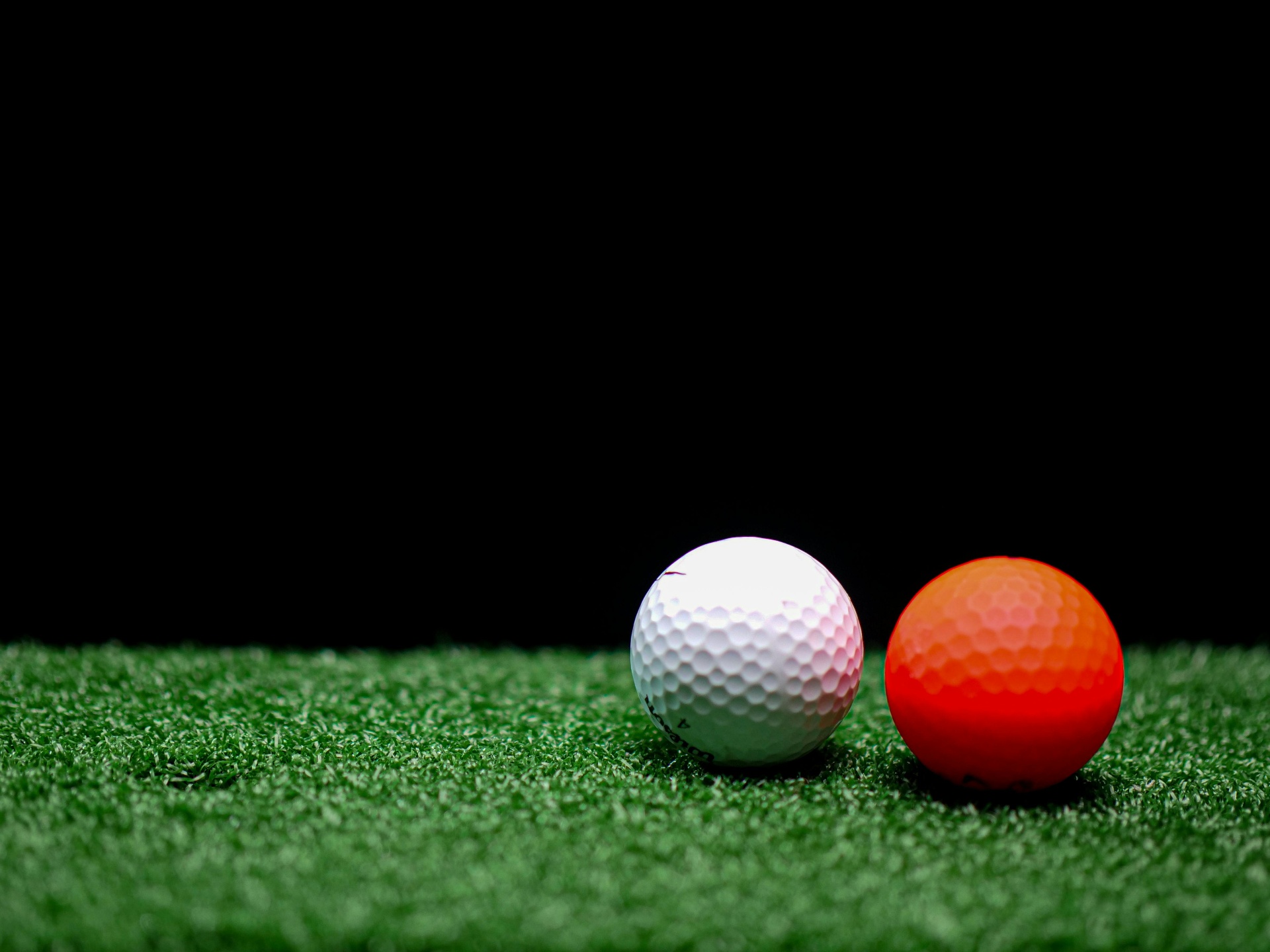Balles de golf sur pelouse verte